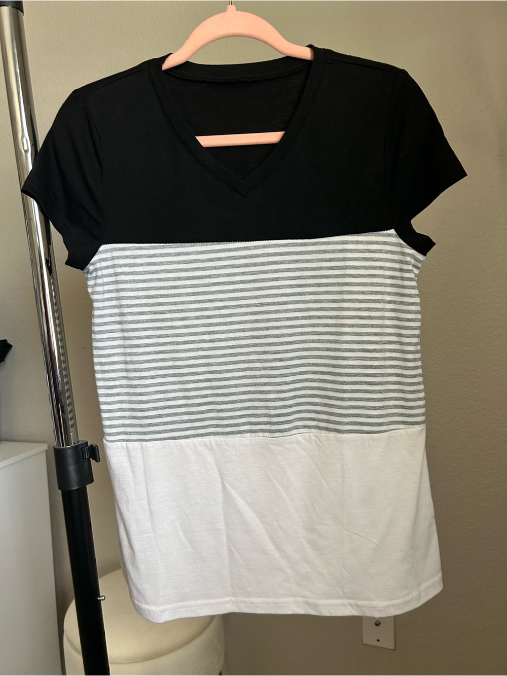 V-Neck Short Sleeve Colorblock Tee in Black, Gray & White